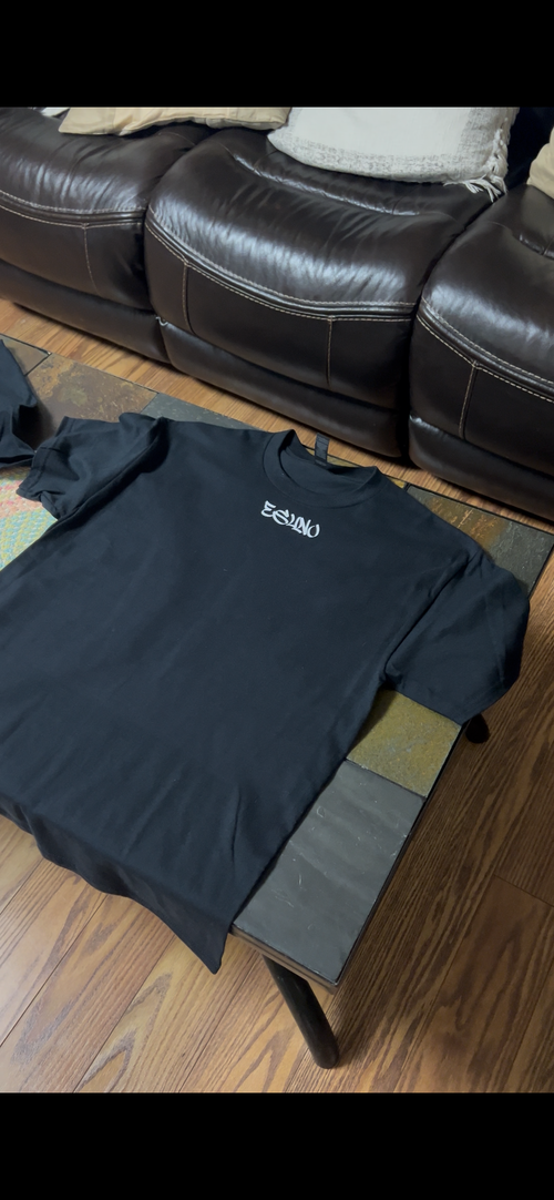 Esunorides white and black t-shirt